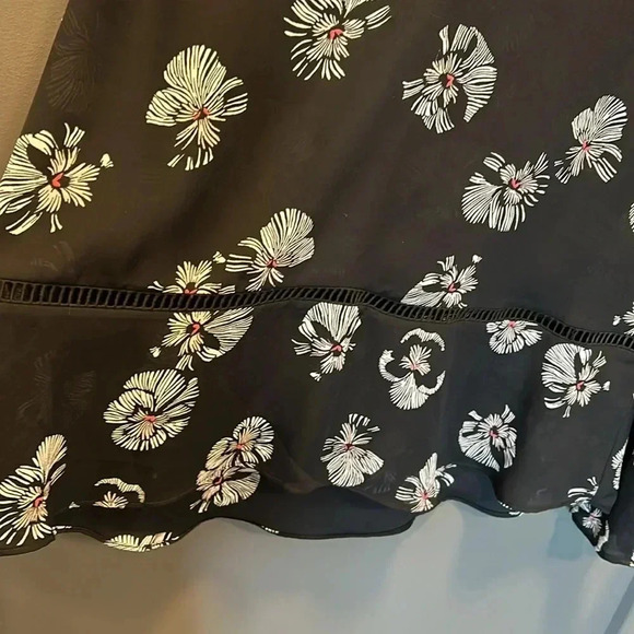 LIZ CLAIBORNE CAREER BLACK FLORAL BOHO BLOUSE LONG FLARED SLEEVES SIZE S V NECK - Picture 4 of 5